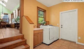 140 Library Ln, Banner Elk, NC 28604