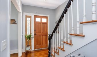 6 Pond Ave, Newport, RI 02840