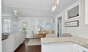 18 Lakeview Dr, Narragansett, RI 02882