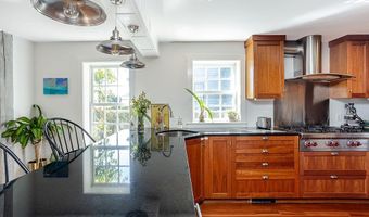 3 Vicksburg Pl, Newport, RI 02840