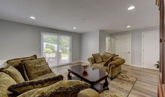 4 Lee Cir, Bloomfield, CT 06002
