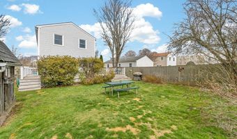 22 Connecticut Ave, Middletown, RI 02842