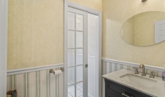 4 Quail Run Dr, Danbury, CT 06811