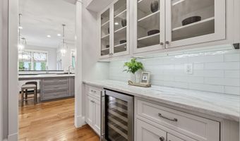 3555 N DICKERSON St, Arlington, VA 22207
