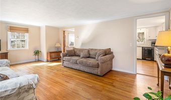 32 Tanglewood Trl, Narragansett, RI 02882
