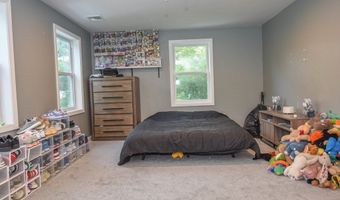 150 Hathaway Rd, Acushnet, MA 02743