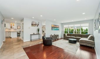 18 W Appletree Ln, Arlington Heights, IL 60004