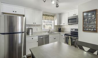 28 Rowe Pl, Bristol, CT 06010