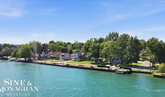 206 Edgewater Dr, Algonac, MI 48001