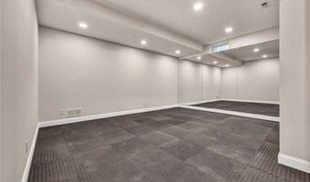 690 Club Dr W, Aurora, OH 44202