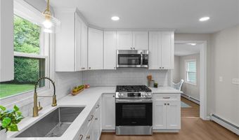 21 Hope Hill Ter, Cranston, RI 02921