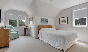 2 Sunnyfield Ln, Falmouth, ME 04105