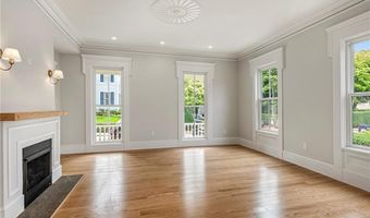 28 Mount Vernon St, Newport, RI 02840