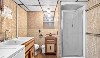 3 Solar Dr, Ambridge, PA 15003