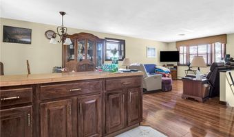 35 Sycamore Dr, Cranston, RI 02921