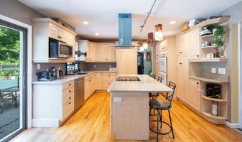 51 Aspen Cir, Albany, NY 12208