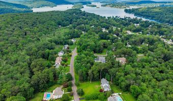 20 Laura Dr, Danbury, CT 06811