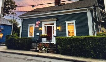 43 Poplar St, Newport, RI 02840