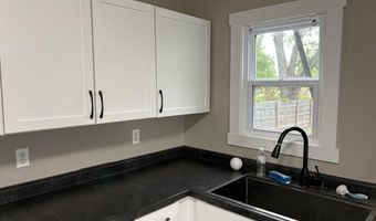 613 E Highland St, Aurora, MO 65605