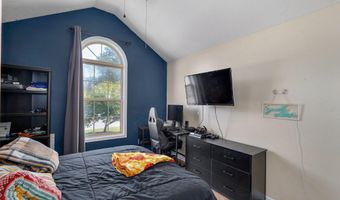 1813 Edgewood Dr, Aurora, MO 65605