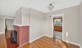 105 N Elm St, Ballwin, MO 63011