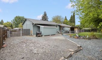204 Holiday Ln, Central Point, OR 97502
