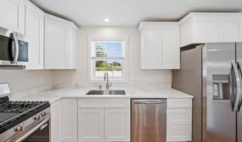 7 Betsey Williams Dr, Warwick, RI 02889