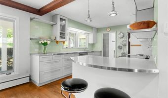 172 Eustis Ave, Newport, RI 02840