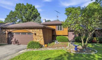 915 Carriage Dr, Algonquin, IL 60102