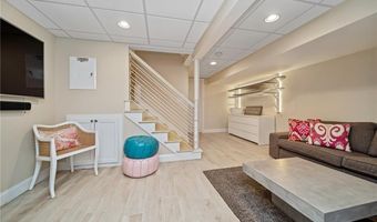 9 Casey Ct, Newport, RI 02840