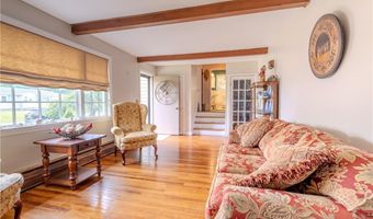 8 Spruce Ave, Middletown, RI 02842