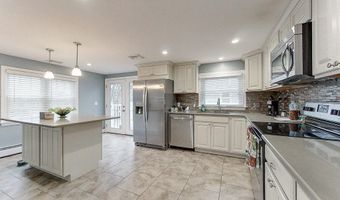 7 Wilbur Ave, Newport, RI 02840