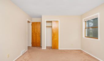 3 Springwood Manor Dr, Albany, NY 12211