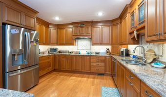 14 Pebble Beach Dr, Bedford, NH 03110