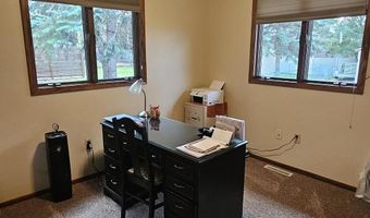 204 NE 21st Ave, Aberdeen, SD 57401