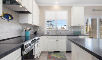61 Schooner Cove Ln, Narragansett, RI 02882