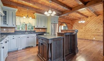 14 E Point Rd, Albrightsville, PA 18210