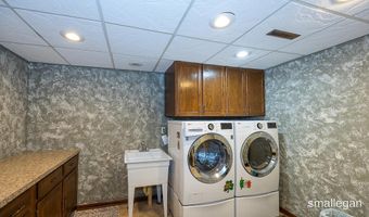 550 Greentree Ln NE, Ada, MI 49301