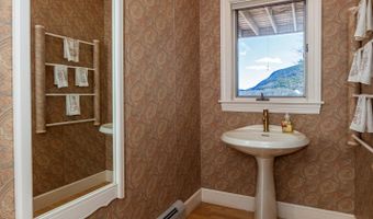 18 Greenway Ct, Bar Harbor, ME 04609