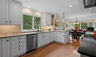21 Meadowbrook Country Club Est, Ballwin, MO 63011