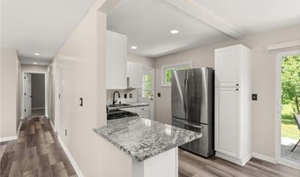 794 Robinhood Dr, Aurora, OH 44202