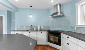 11 Ann St, Newport, RI 02840