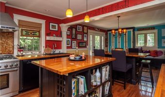 7 Boulevard E, Middletown, RI 02842