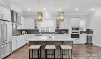 5052 Lesleewood Ct, Charlotte, NC 28226