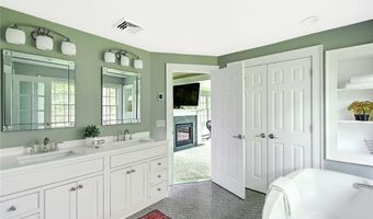 33 Meadowbrook Dr, Barrington, RI 02806
