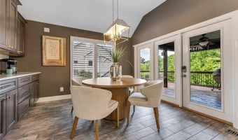 924 Forest Lake Ct, Ballwin, MO 63021
