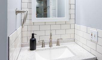 207 N MAPLE St, Bingen, WA 98605