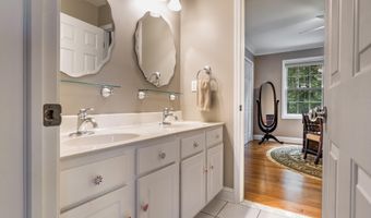 15 Wildwood Dr, Albany, NY 12211
