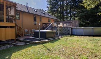 8 Robin Dr, North Kingstown, RI 02852