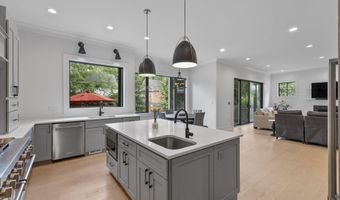 414 N MONROE St, Arlington, VA 22201